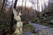 34 Un bianco angelo alato annuncia la Grotta della Madonna di Lourdes